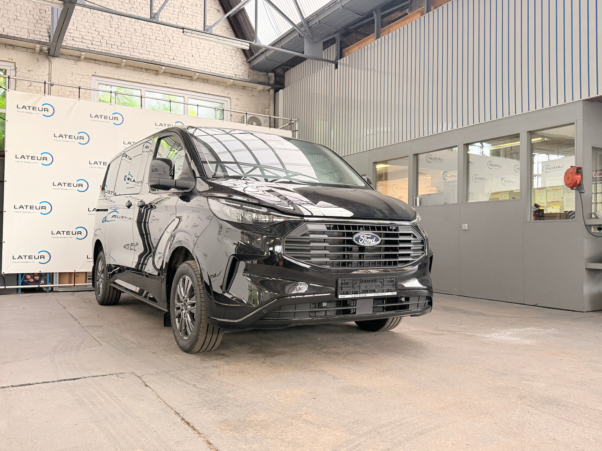 Ford Transit Custom Multi-Use Limited 320S 2.0TD 170Pk / 125Kw A8 FWD DUBBELE SCHUIFDEUR