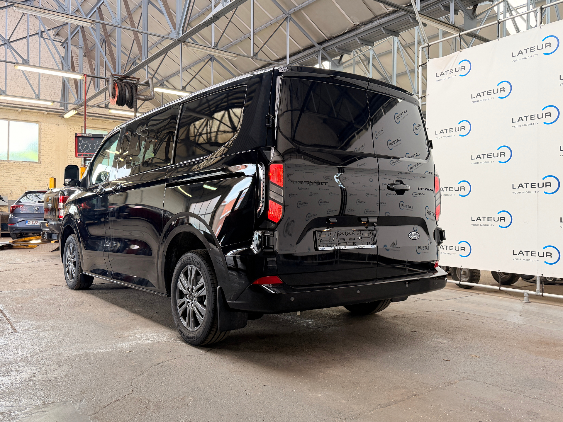 Ford Transit Custom Multi-Use Limited 320S 2.0TD 170Pk / 125Kw A8 FWD DUBBELE SCHUIFDEUR