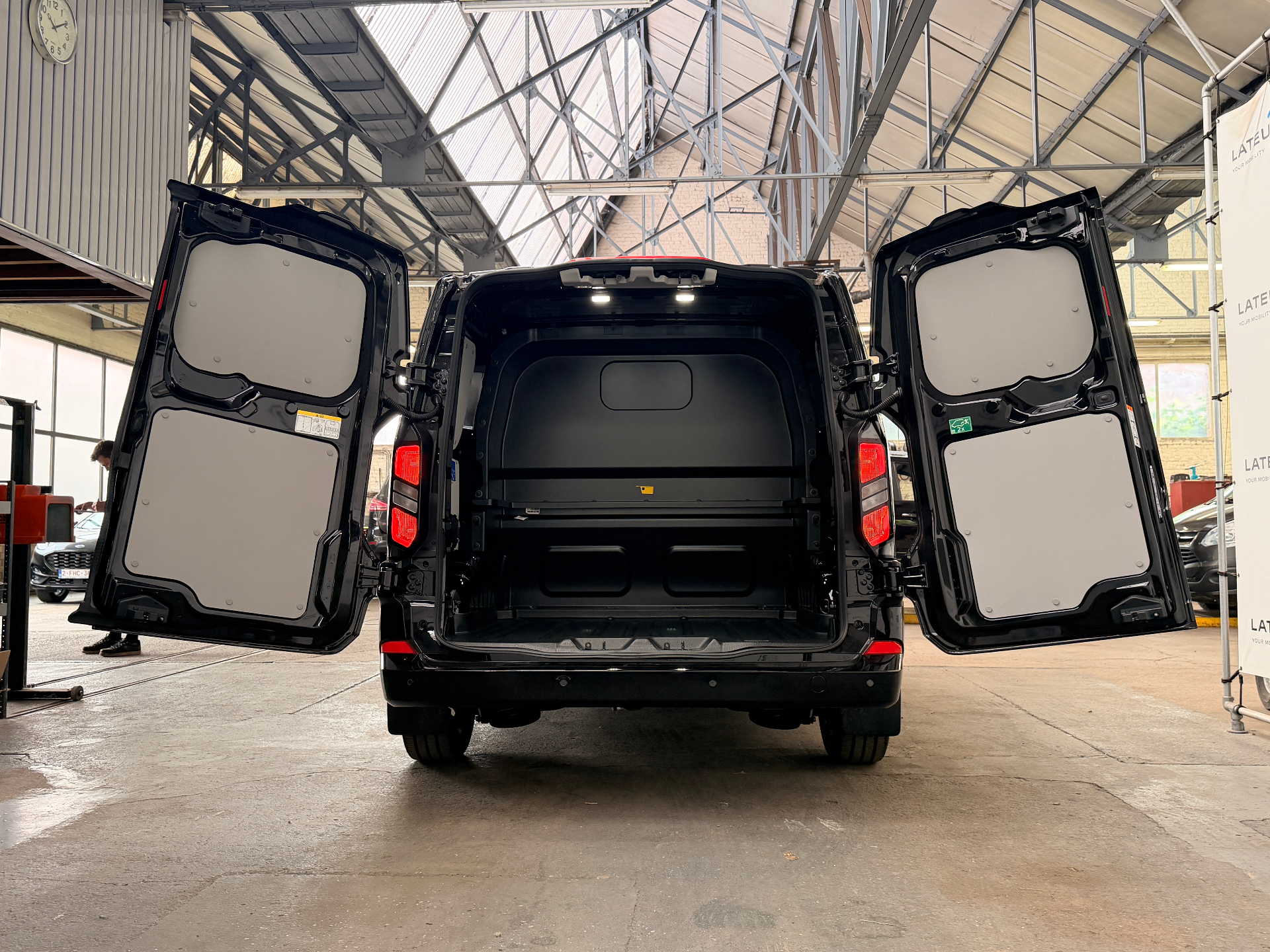 Ford Transit Custom Multi-Use Limited 320S 2.0TD 170Pk / 125Kw A8 FWD DUBBELE SCHUIFDEUR