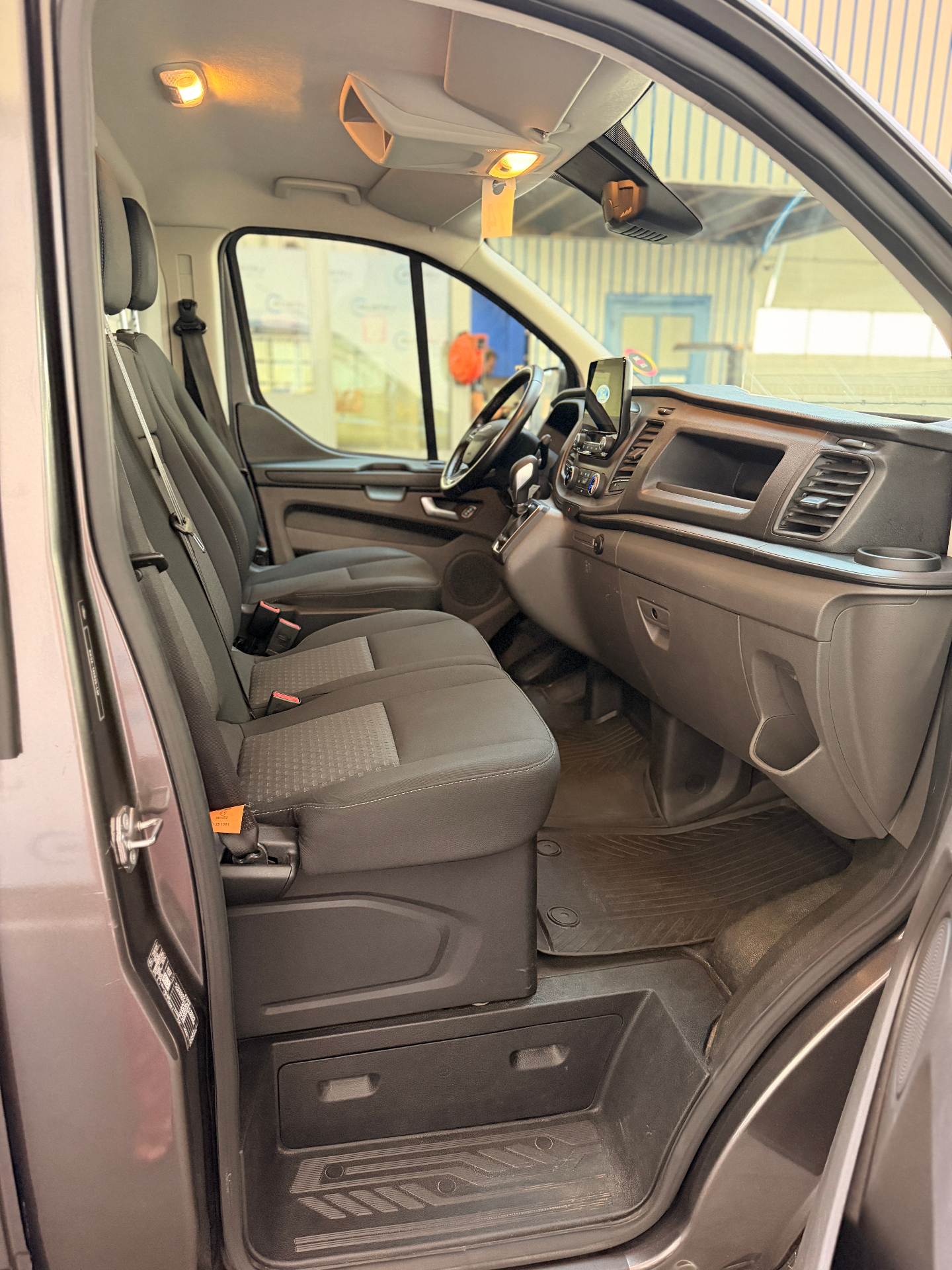 Ford Transit Custom 320L Gesloten bestelwagen L2 Trend A6 2.0TD 130pk – Dubbele schuifdeur – 18″ ALU VELGEN