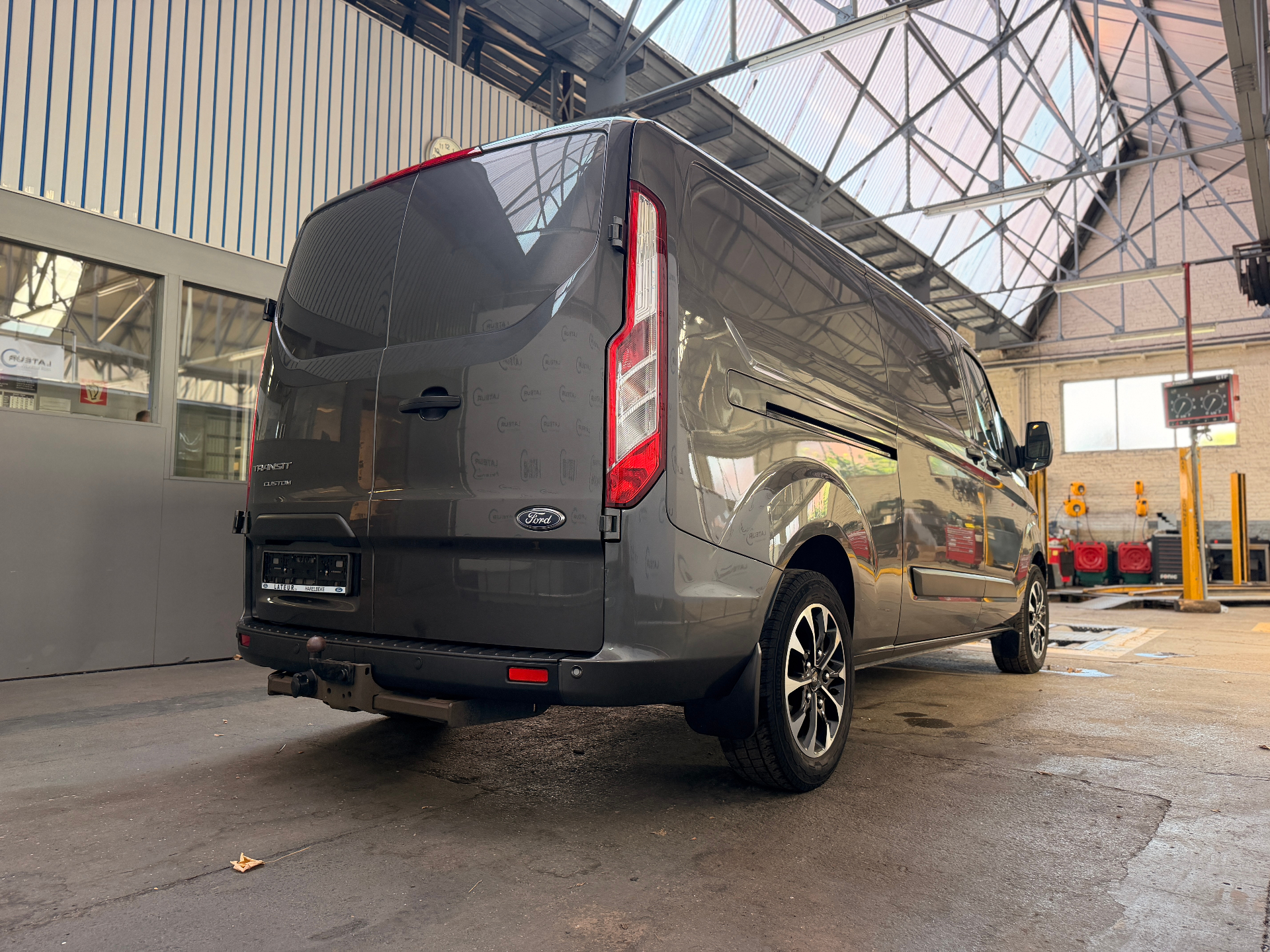 Ford Transit Custom 320L Gesloten bestelwagen L2 Trend A6 2.0TD 130pk – Dubbele schuifdeur – 18″ ALU VELGEN