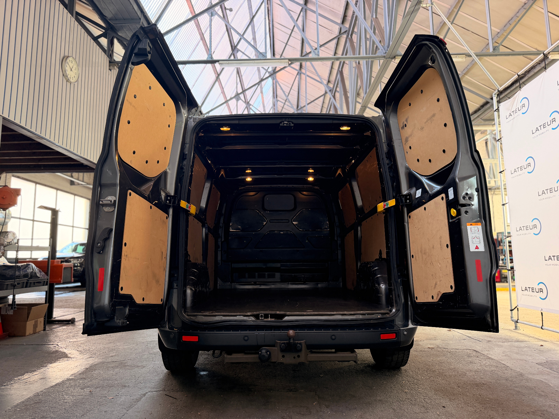 Ford Transit Custom 320L Gesloten bestelwagen L2 Trend A6 2.0TD 130pk – Dubbele schuifdeur – 18″ ALU VELGEN