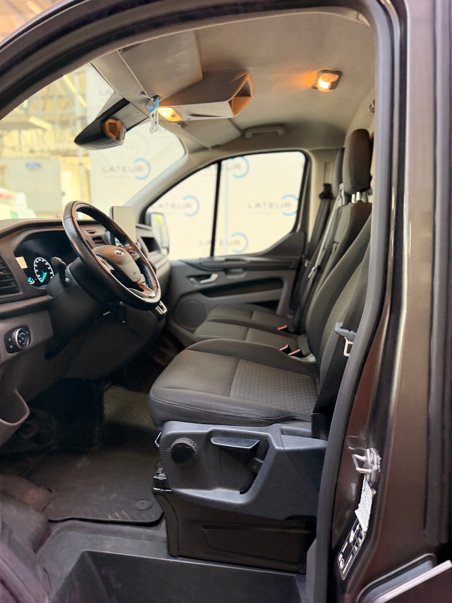 Ford Transit Custom 320L Gesloten bestelwagen L2 Trend A6 2.0TD 130pk – Dubbele schuifdeur – 18″ ALU VELGEN