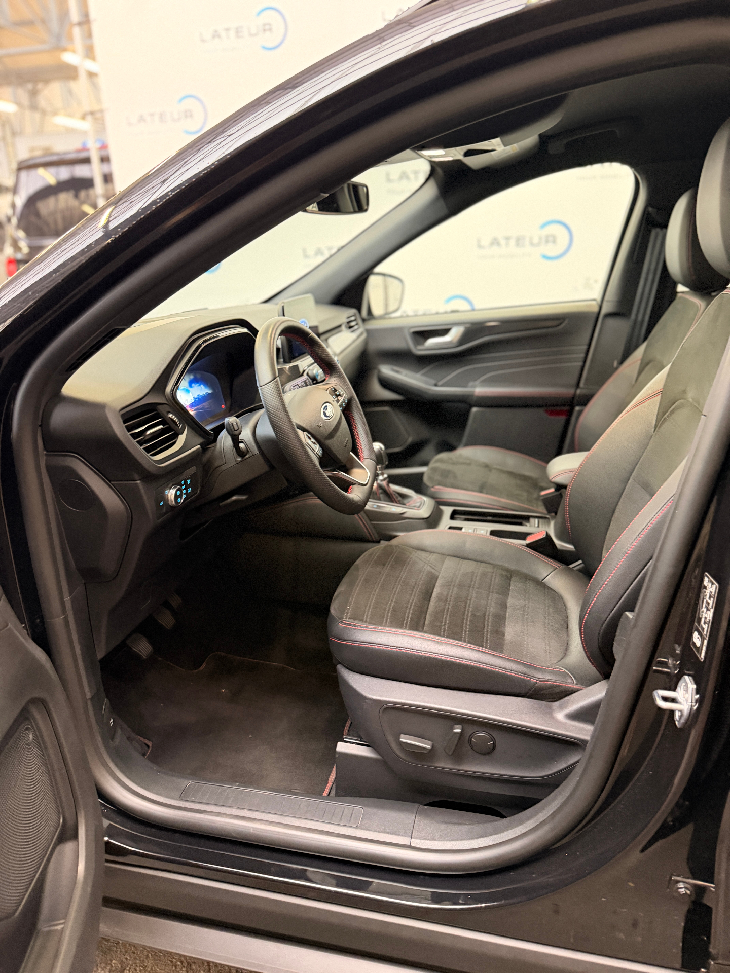 Ford Kuga 1.5i EcoBoost 150pk ST-Line X M6 + INKLAPBARE TREKHAAK