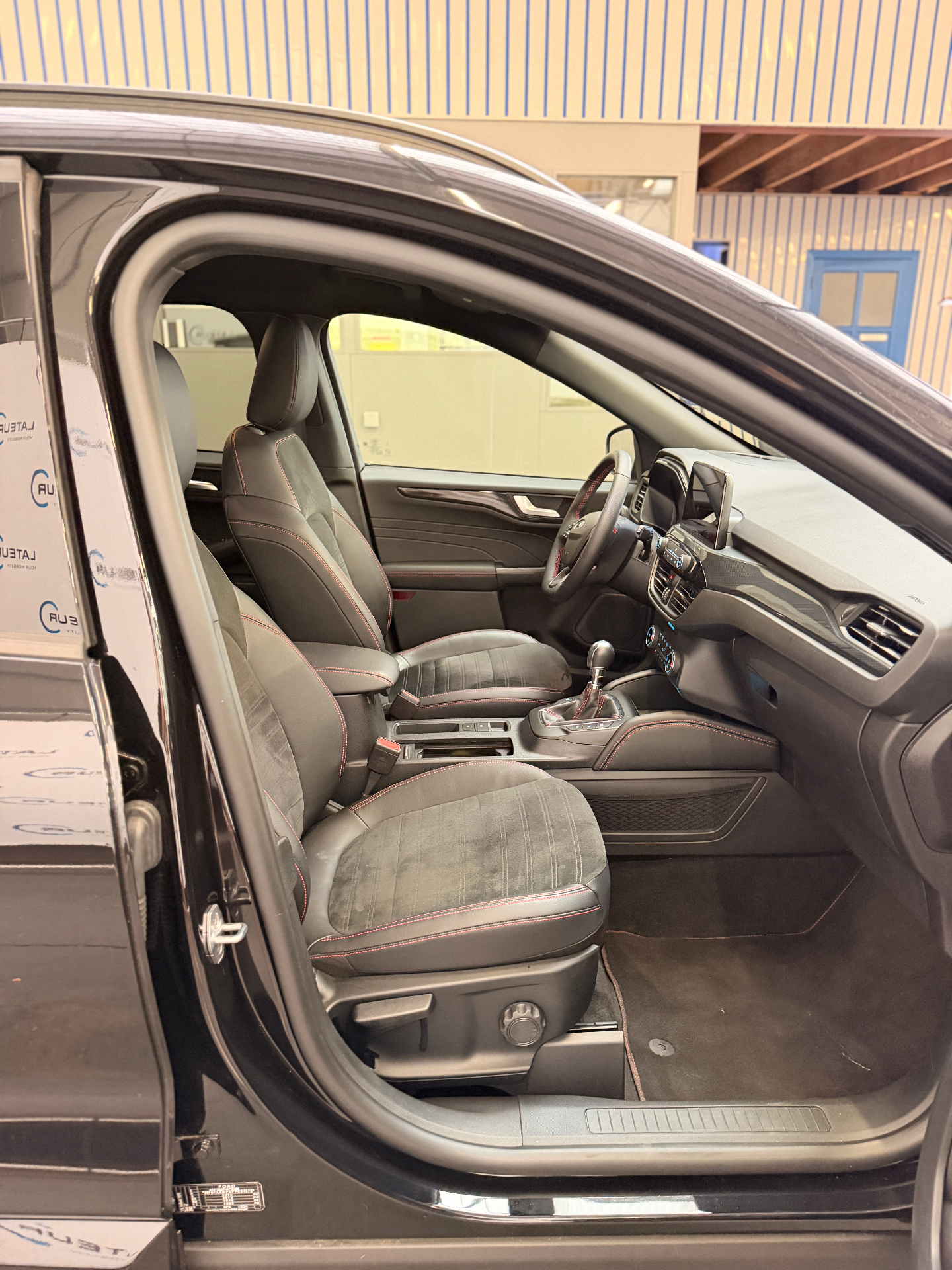 Ford Kuga 1.5i EcoBoost 150pk ST-Line X M6 + INKLAPBARE TREKHAAK