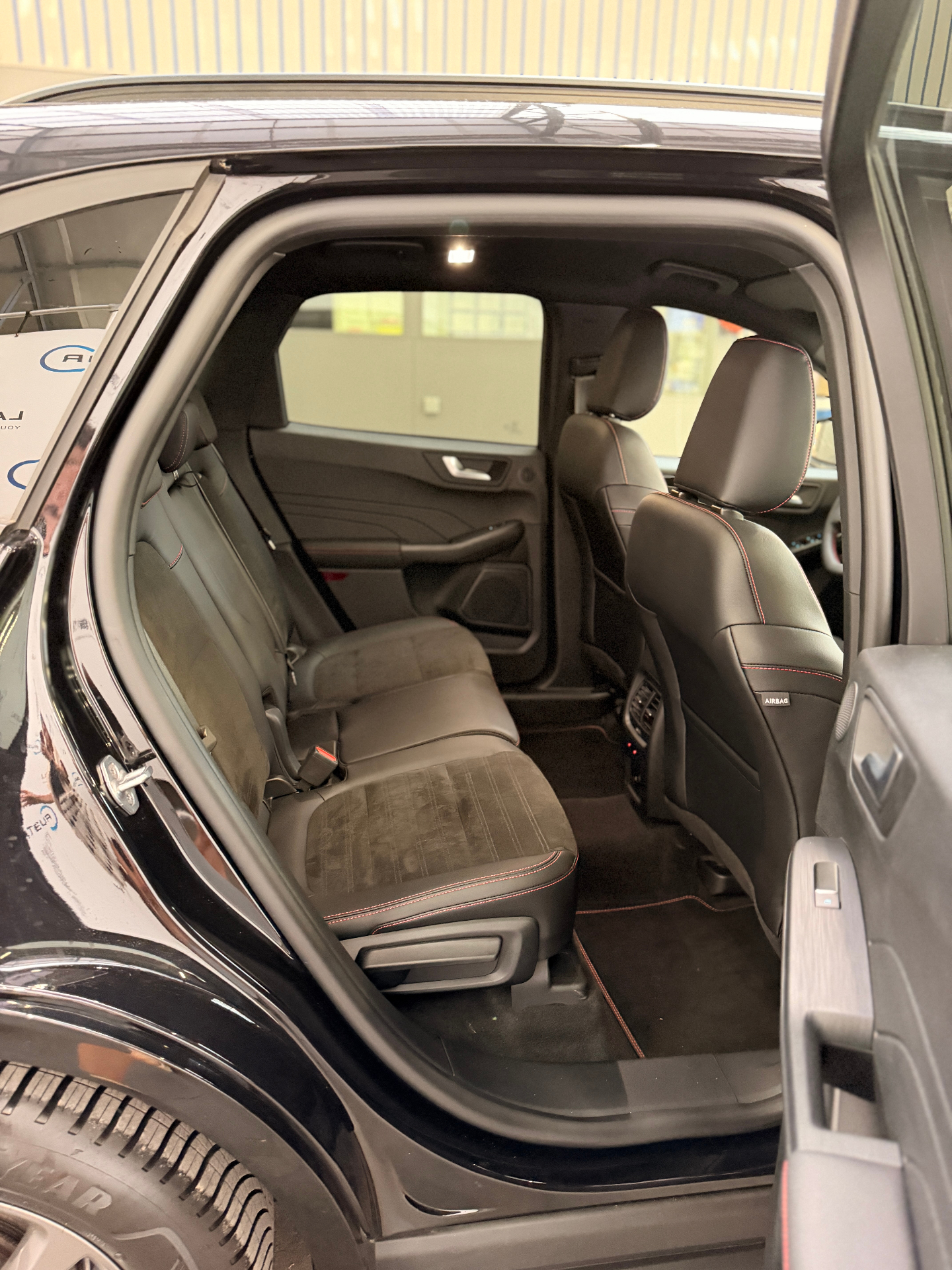 Ford Kuga EcoBoost 1.5i ST-Line X 150pk M6 + PANORAMISCH DAK + INKLAPBARE TREKHAAK