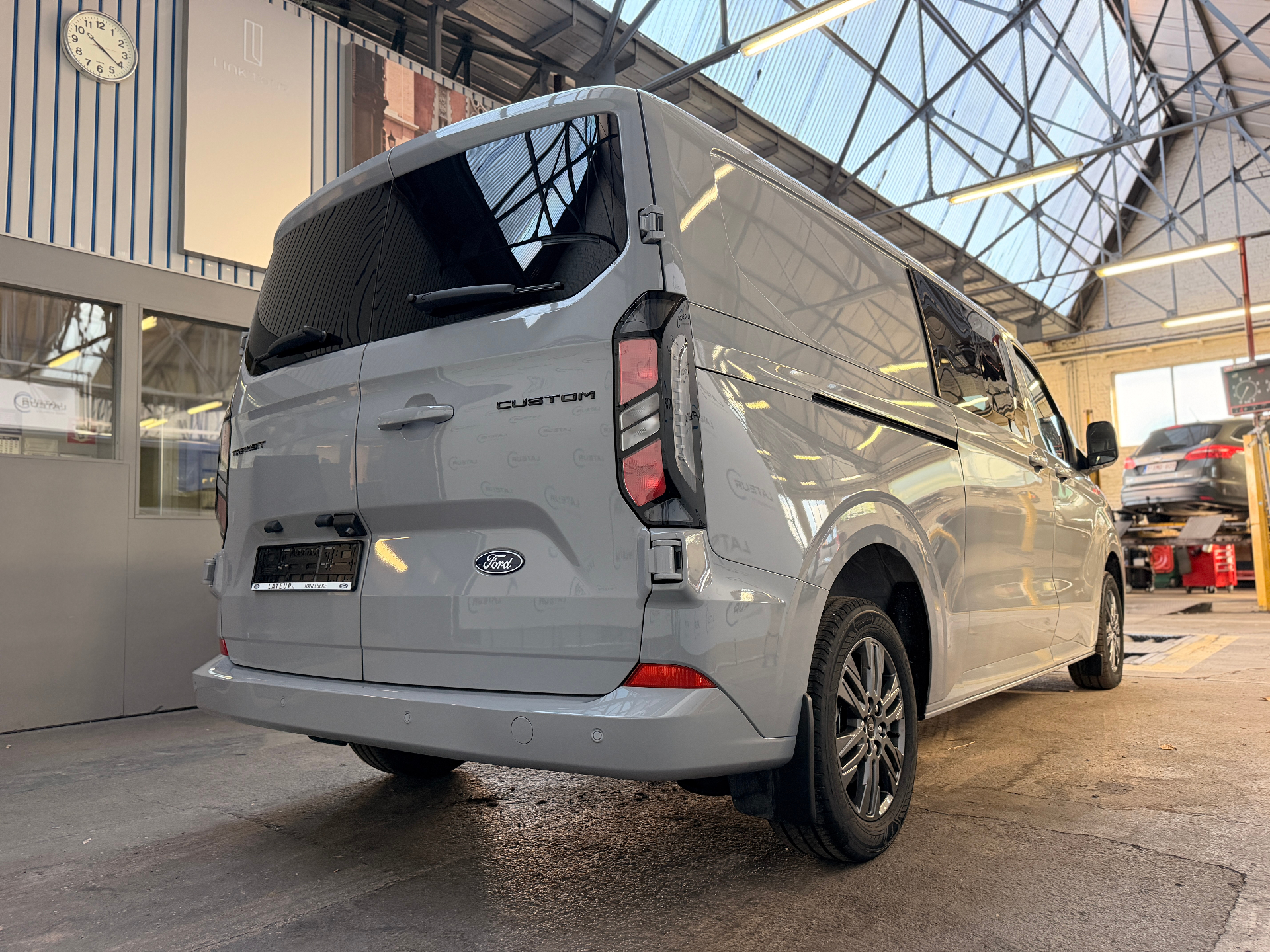 Ford Transit Custom Multi-Use Limited 320L 2.0TD 170Pk / 125Kw A8 DUBBELE SCHUIFDEUR