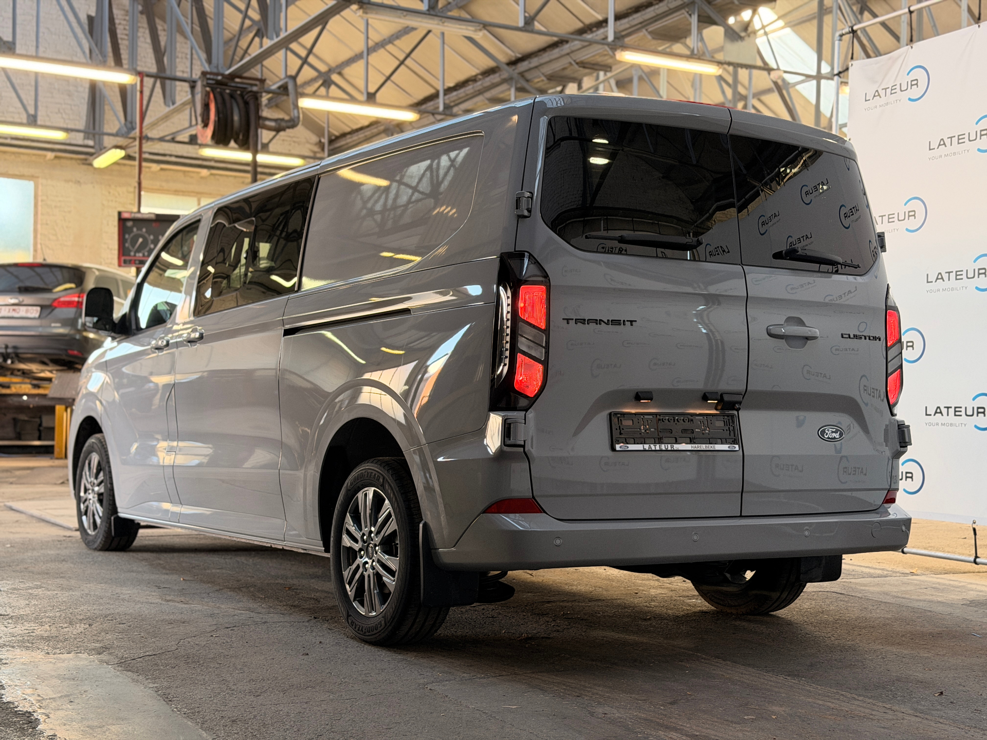 Ford Transit Custom Multi-Use Limited 320L 2.0TD 170Pk / 125Kw A8 DUBBELE SCHUIFDEUR