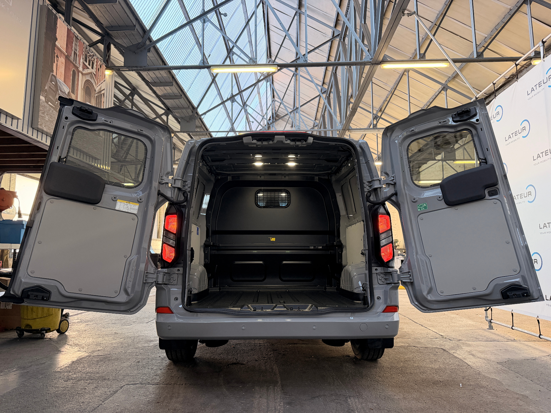 Ford Transit Custom Multi-Use Limited 320L 2.0TD 170Pk / 125Kw A8 DUBBELE SCHUIFDEUR