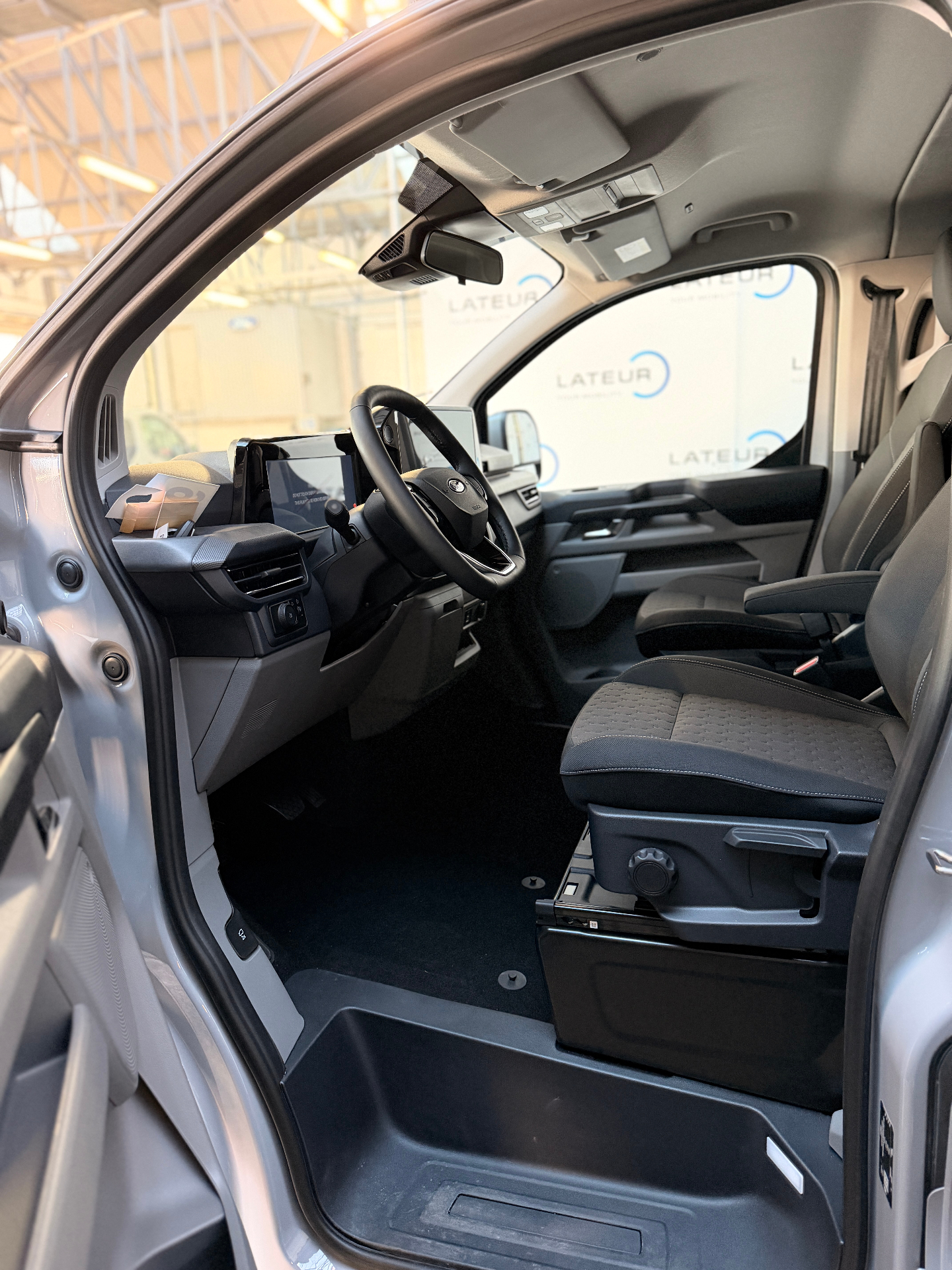 Ford Transit Custom Multi-Use Limited 320L 2.0TD 170Pk / 125Kw A8 DUBBELE SCHUIFDEUR