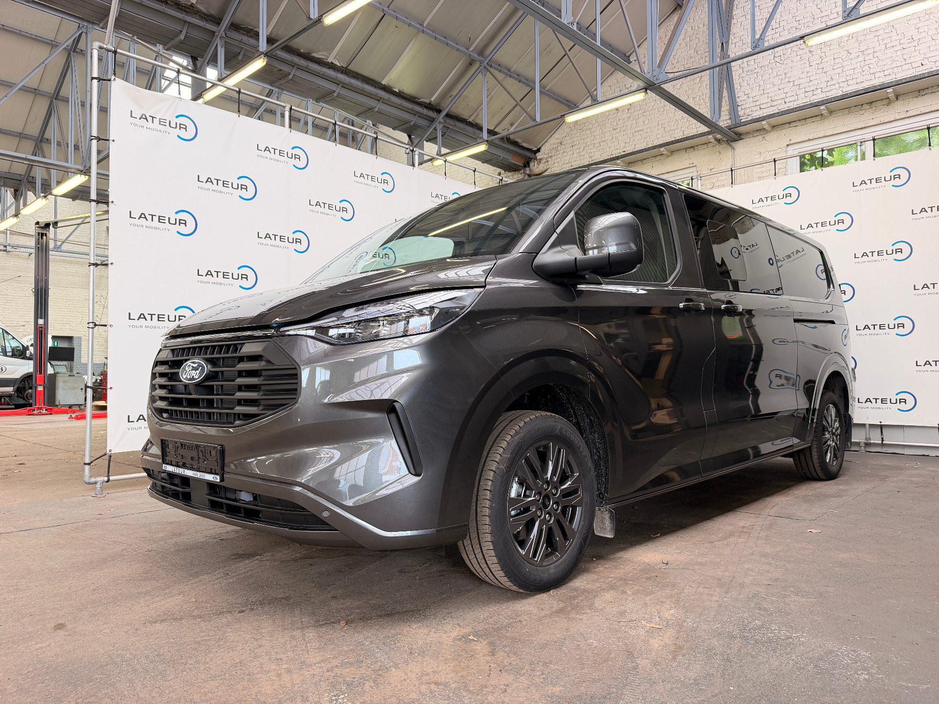 Ford Transit Custom Multi-Use Limited 320L 2.0TD 170Pk / 125Kw A8 DUBBELE SCHUIFDEUR