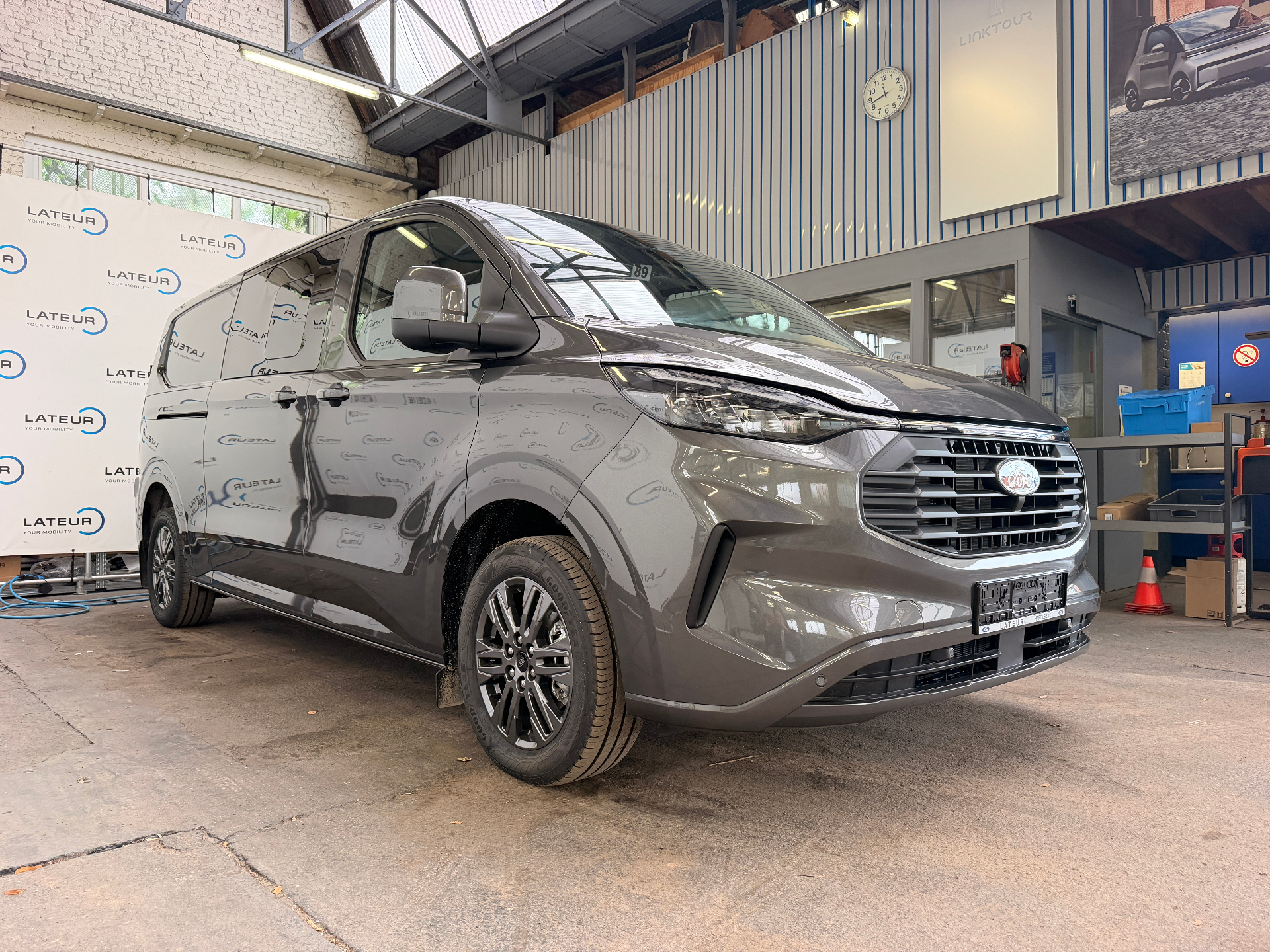 Ford Transit Custom Multi-Use Limited 320L 2.0TD 170Pk / 125Kw A8 DUBBELE SCHUIFDEUR