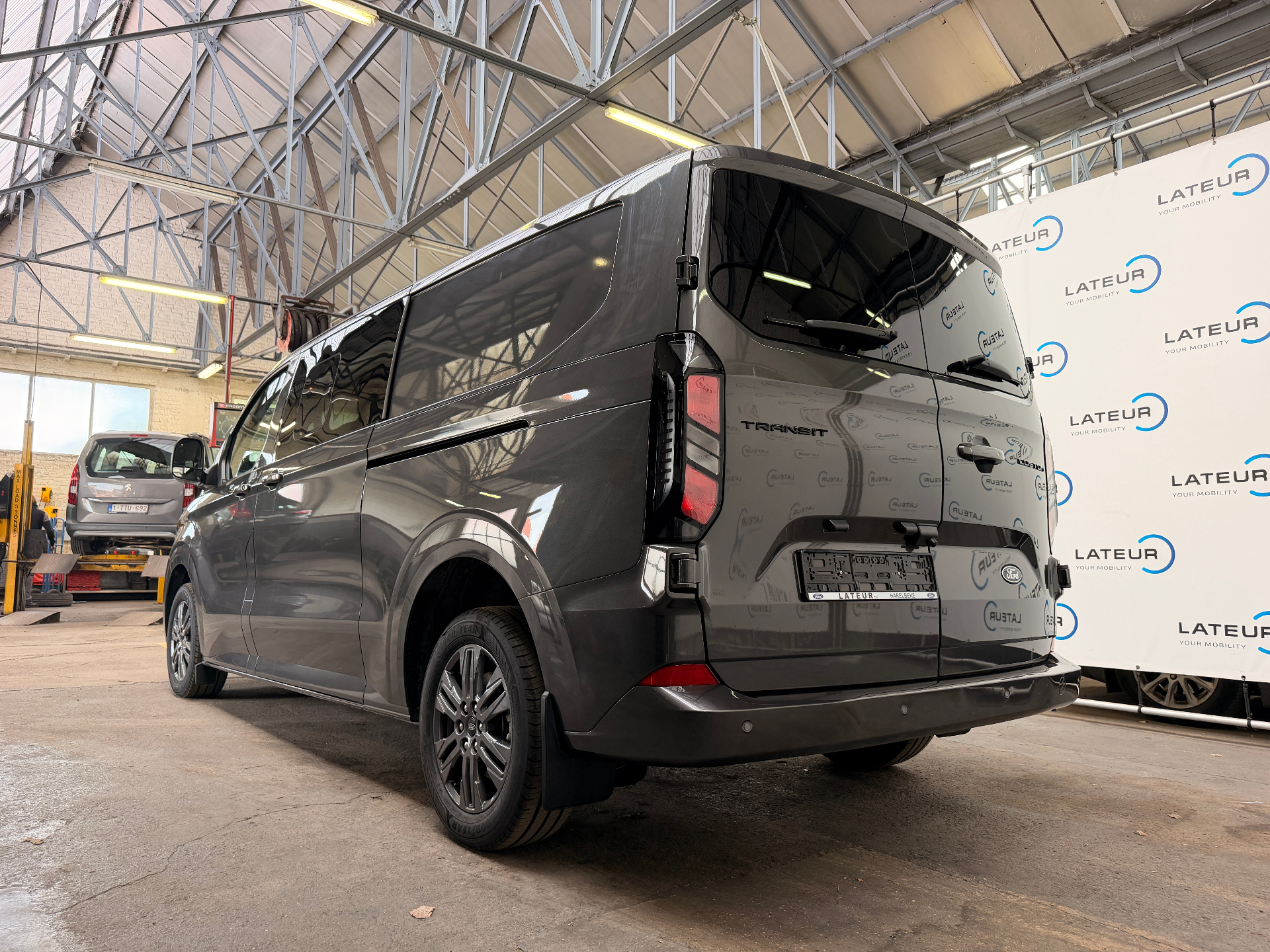 Ford Transit Custom Multi-Use Limited 320L 2.0TD 170Pk / 125Kw A8 DUBBELE SCHUIFDEUR