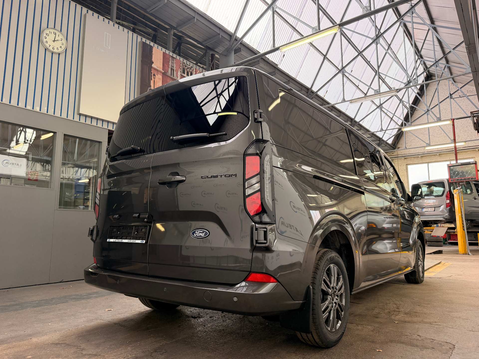 Ford Transit Custom Multi-Use Limited 320L 2.0TD 170Pk / 125Kw A8 DUBBELE SCHUIFDEUR