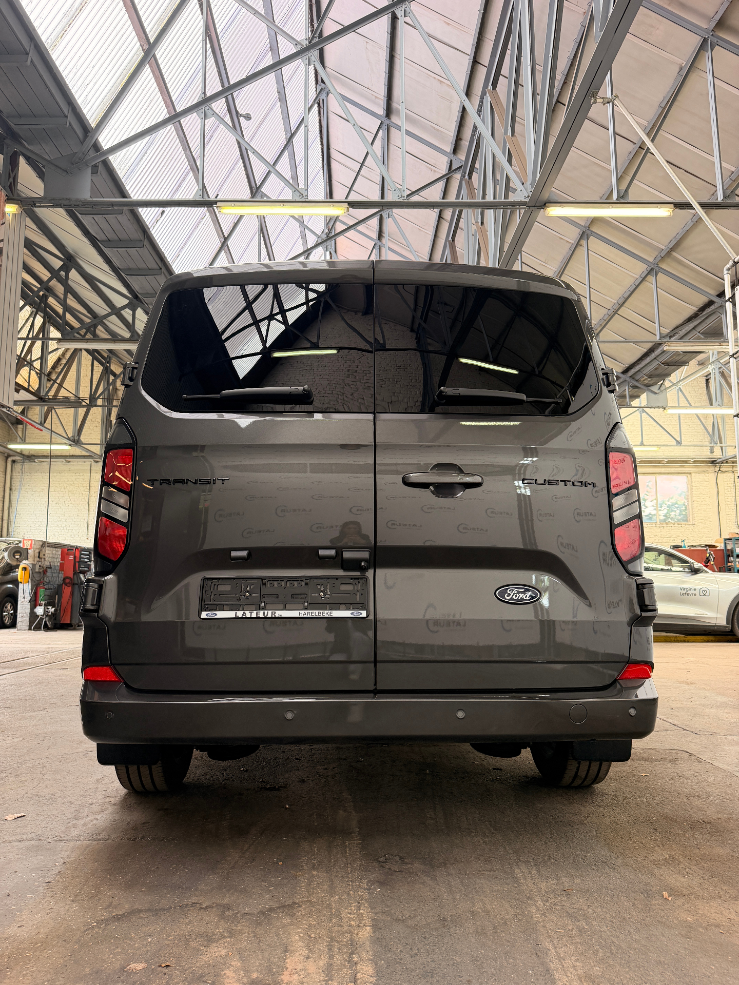 Ford Transit Custom Multi-Use Limited 320L 2.0TD 170Pk / 125Kw A8 DUBBELE SCHUIFDEUR