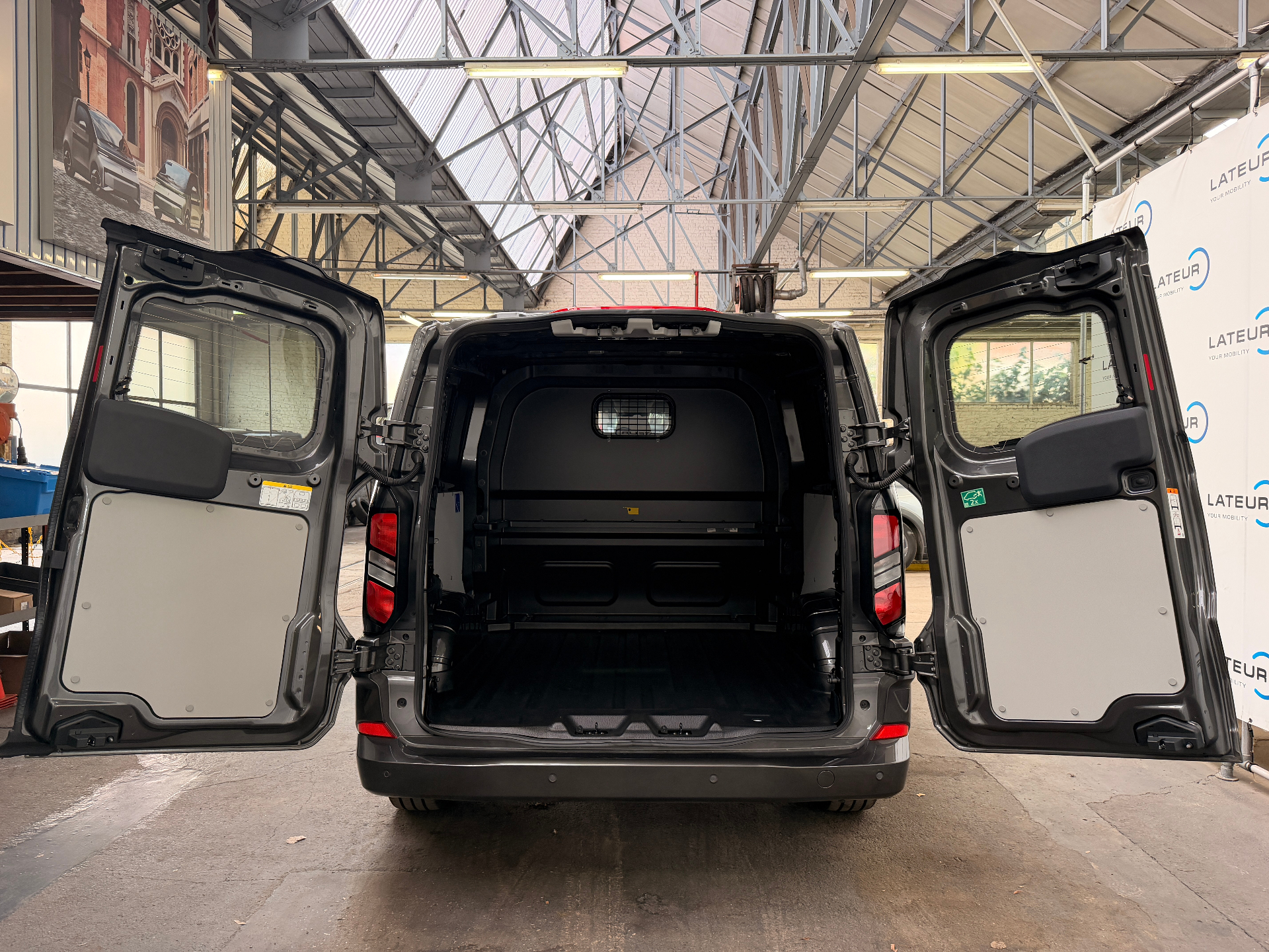 Ford Transit Custom Multi-Use Limited 320L 2.0TD 170Pk / 125Kw A8 DUBBELE SCHUIFDEUR