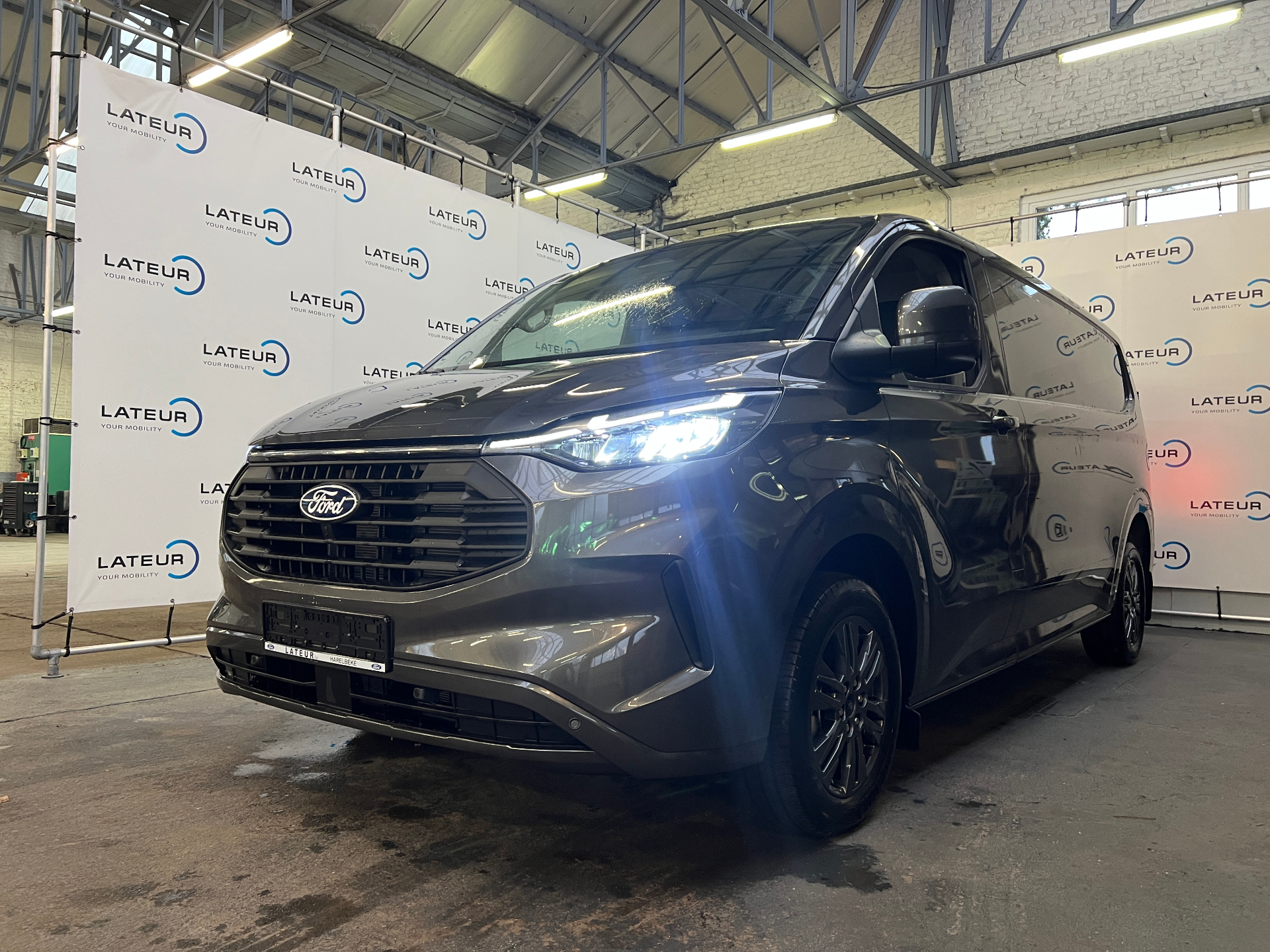 Ford Transit Custom 320L Limited 2.0 TD 136Pk / 100kW M6 + houten vloer en zijwanden