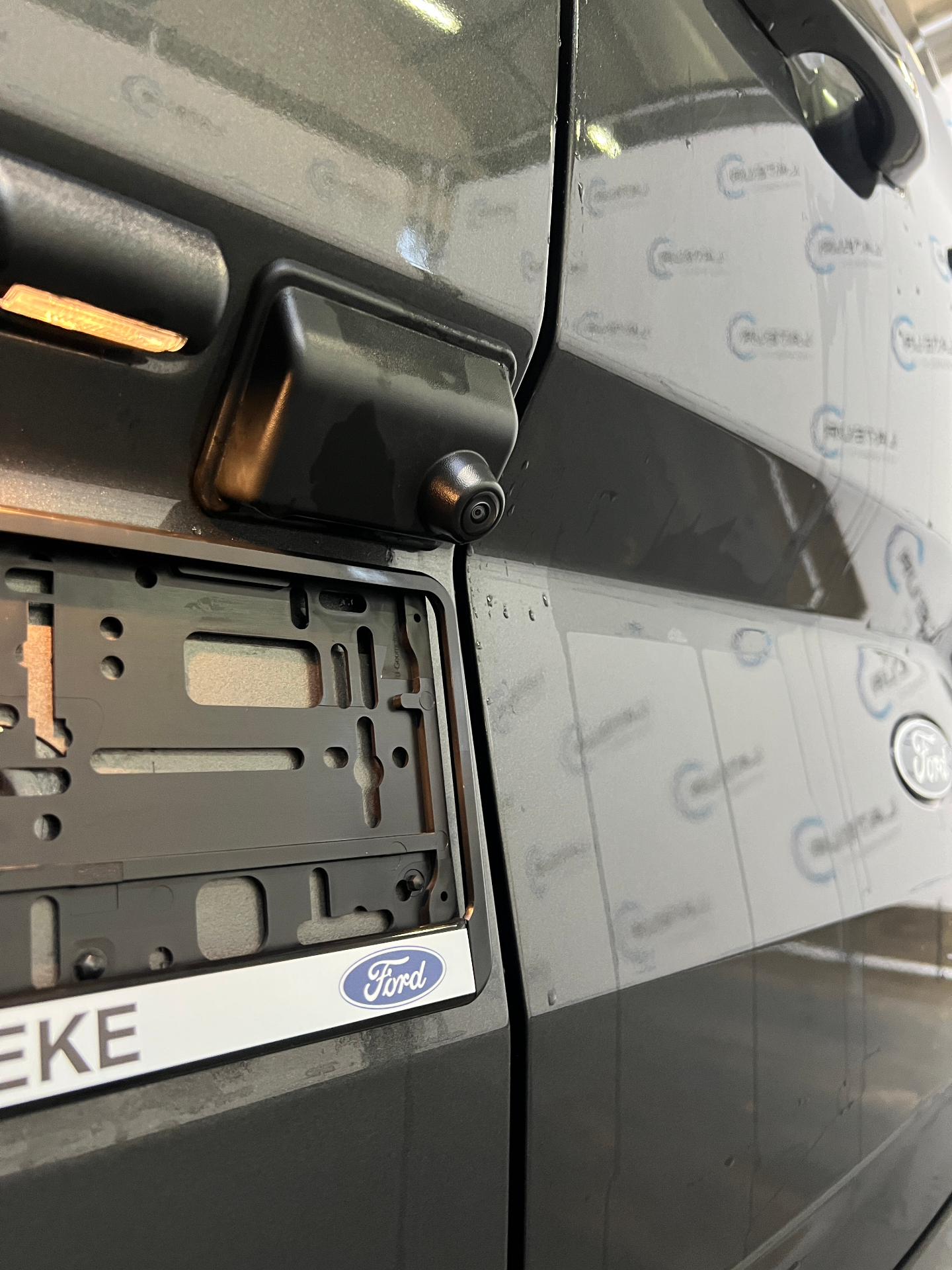 Ford Transit Custom 320L Limited 2.0 TD 136Pk / 100kW M6 + houten vloer en zijwanden