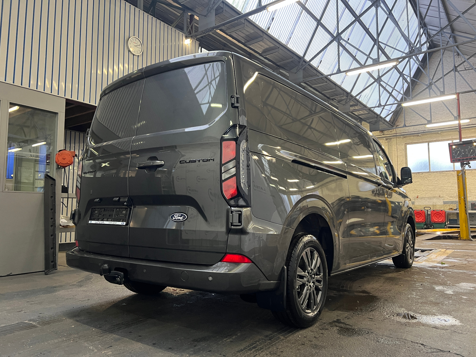 Ford Transit Custom 320L Limited 2.0 TD 136Pk / 100kW M6 + houten vloer en zijwanden