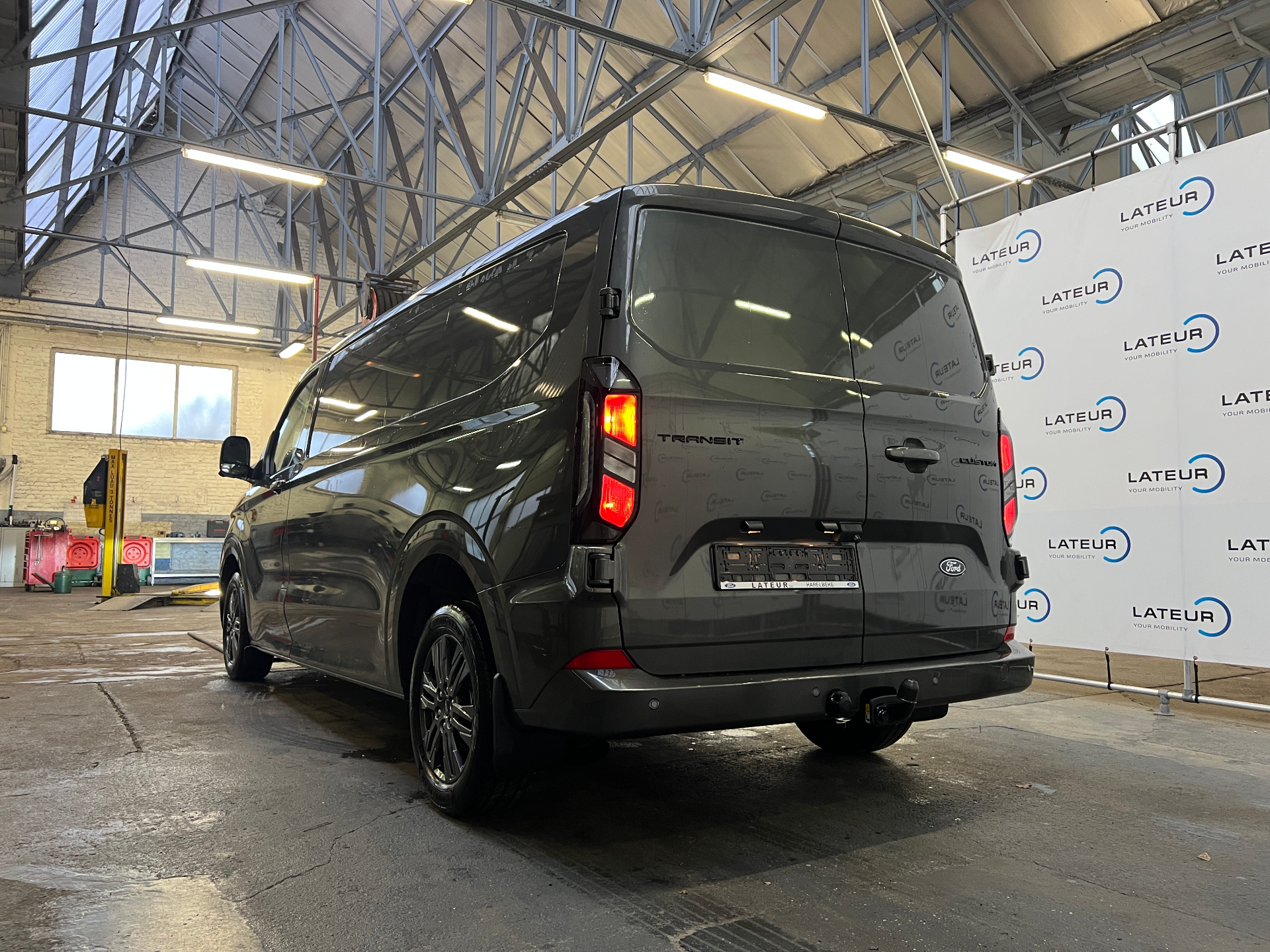 Ford Transit Custom 320L Limited 2.0 TD 136Pk / 100kW M6 + houten vloer en zijwanden