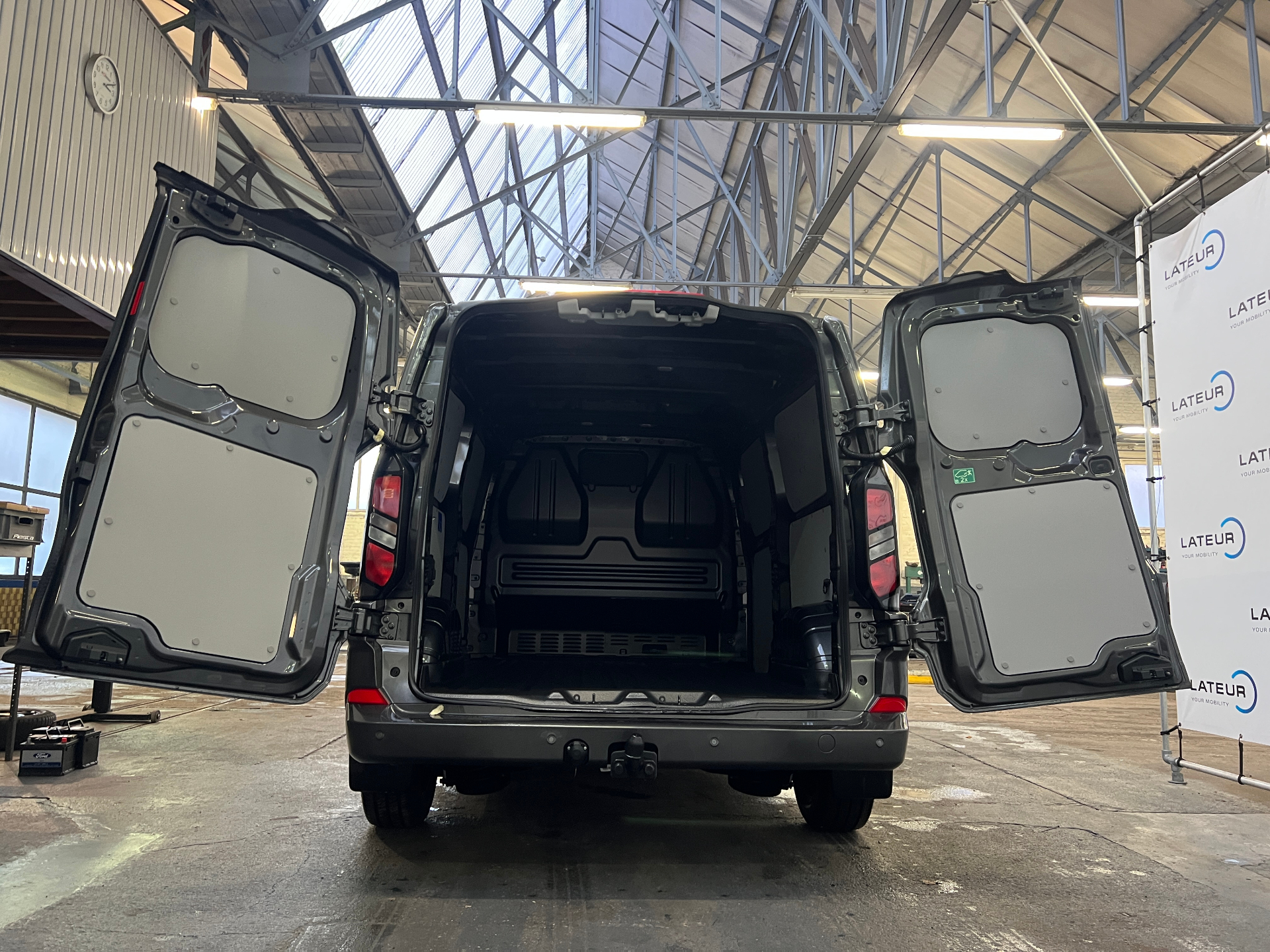 Ford Transit Custom 320L Limited 2.0 TD 136Pk / 100kW M6 + houten vloer en zijwanden