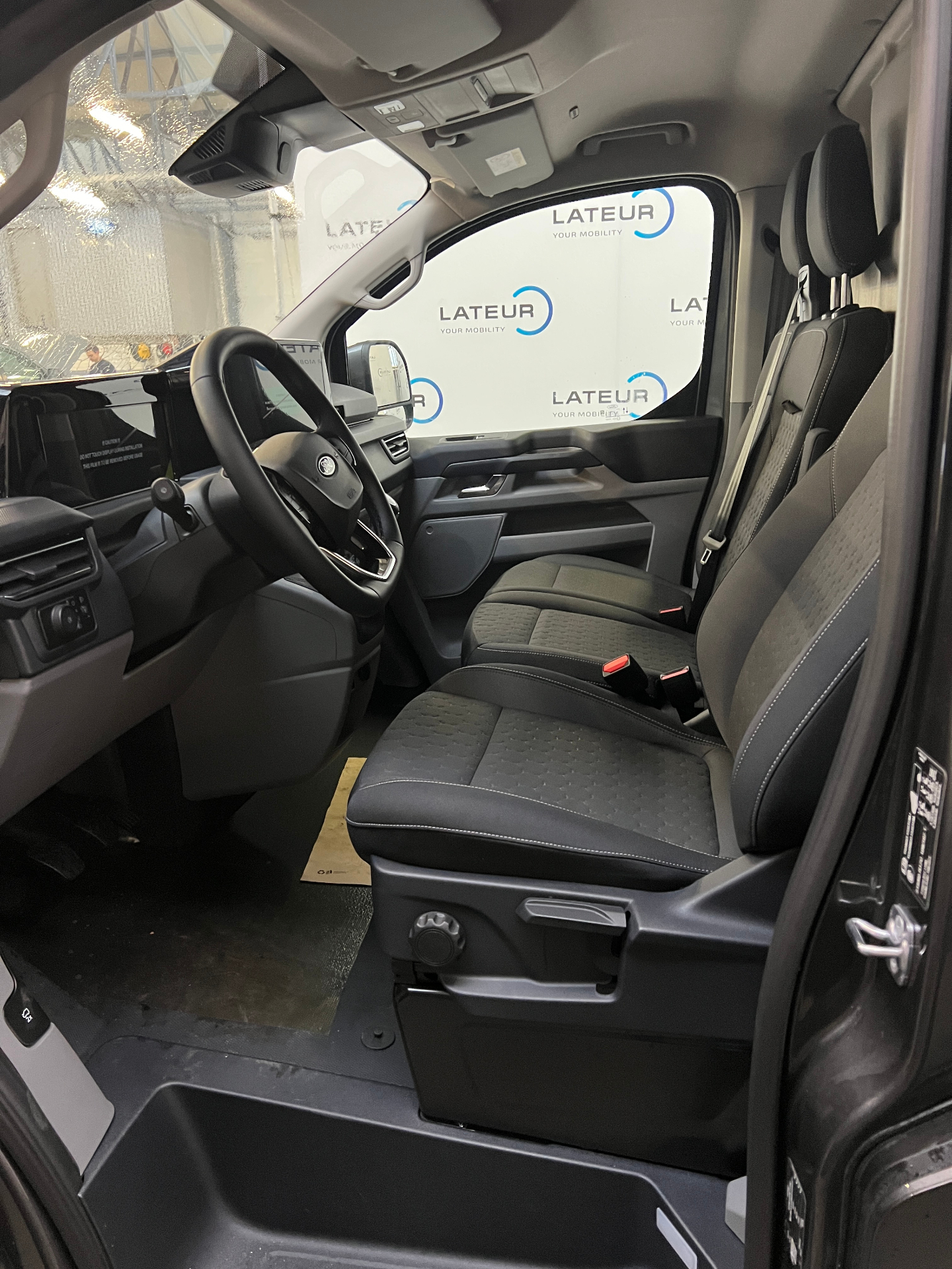 Ford Transit Custom 320L Limited 2.0 TD 136Pk / 100kW M6 + houten vloer en zijwanden