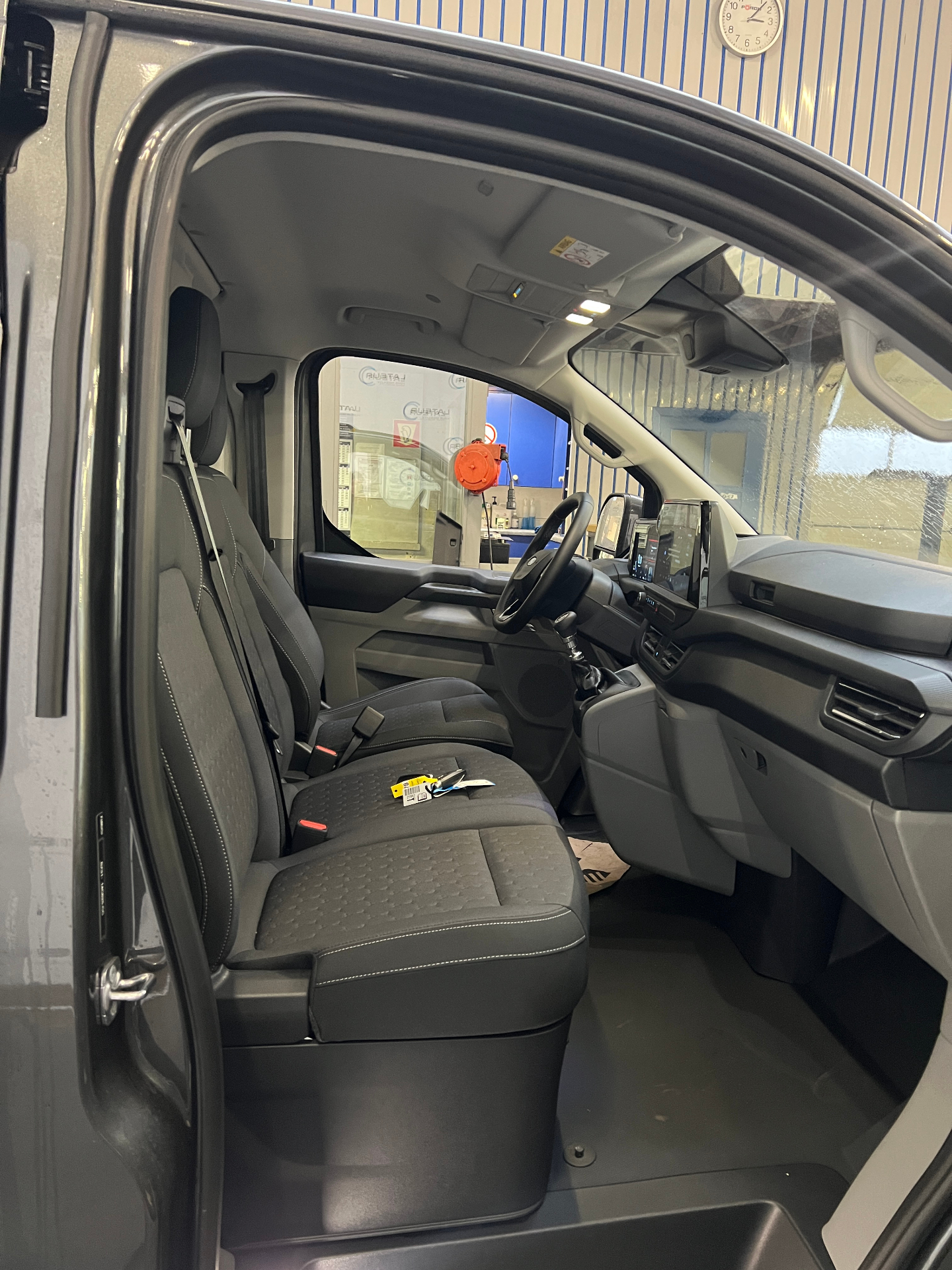 Ford Transit Custom 320L Limited 2.0 TD 136Pk / 100kW M6 + houten vloer en zijwanden